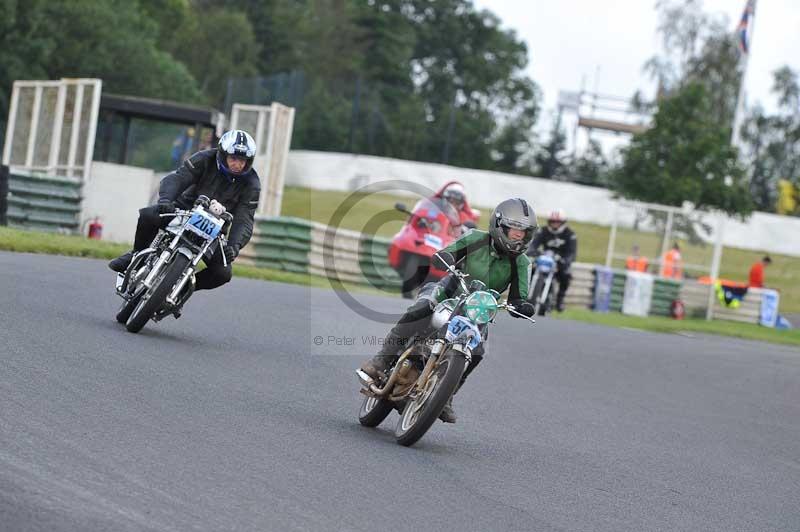 Mallory park Leicestershire;Mallory park photographs;Motorcycle action photographs;classic bikes;event digital images;eventdigitalimages;mallory park;no limits trackday;peter wileman photography;vintage bikes;vintage motorcycles;vmcc festival 1000 bikes