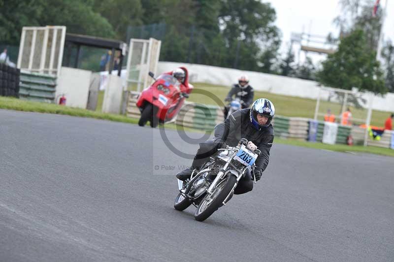 Mallory park Leicestershire;Mallory park photographs;Motorcycle action photographs;classic bikes;event digital images;eventdigitalimages;mallory park;no limits trackday;peter wileman photography;vintage bikes;vintage motorcycles;vmcc festival 1000 bikes