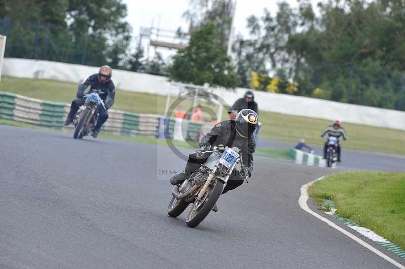 Mallory park Leicestershire;Mallory park photographs;Motorcycle action photographs;classic bikes;event digital images;eventdigitalimages;mallory park;no limits trackday;peter wileman photography;vintage bikes;vintage motorcycles;vmcc festival 1000 bikes