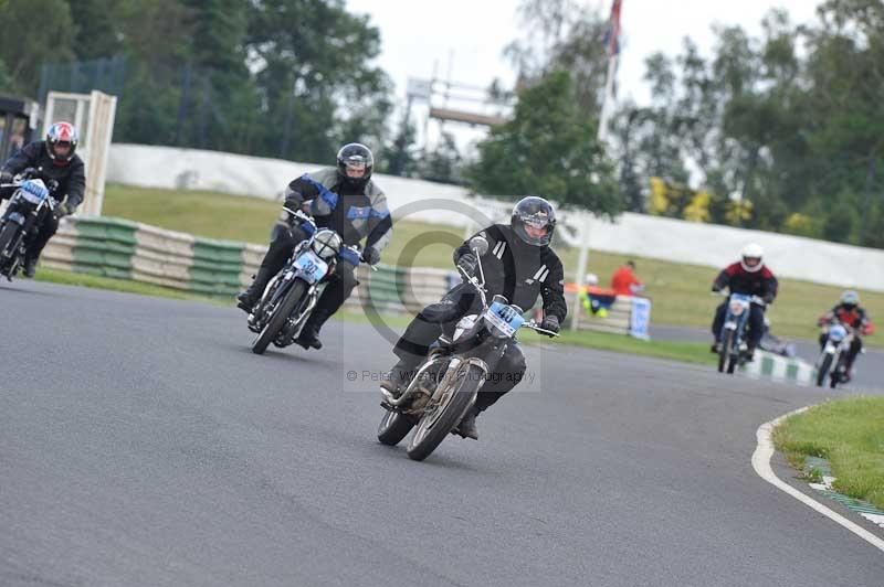 Mallory park Leicestershire;Mallory park photographs;Motorcycle action photographs;classic bikes;event digital images;eventdigitalimages;mallory park;no limits trackday;peter wileman photography;vintage bikes;vintage motorcycles;vmcc festival 1000 bikes