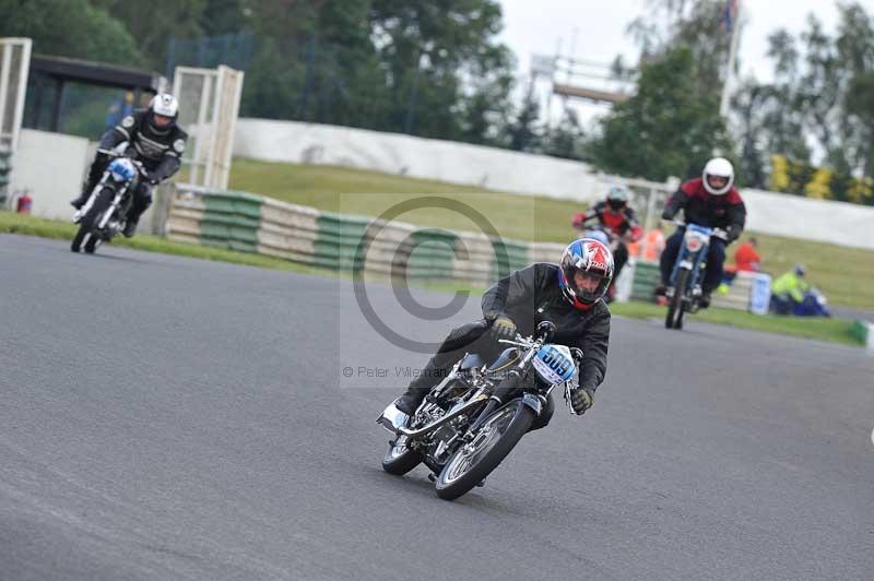 Mallory park Leicestershire;Mallory park photographs;Motorcycle action photographs;classic bikes;event digital images;eventdigitalimages;mallory park;no limits trackday;peter wileman photography;vintage bikes;vintage motorcycles;vmcc festival 1000 bikes