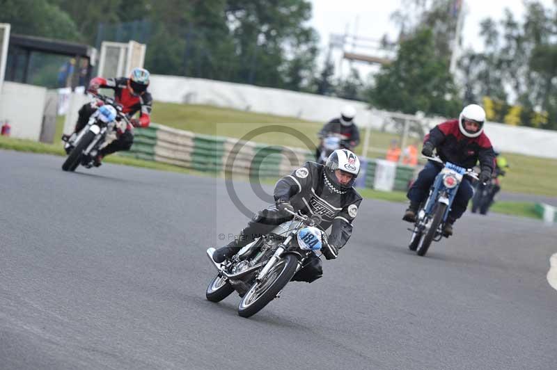 Mallory park Leicestershire;Mallory park photographs;Motorcycle action photographs;classic bikes;event digital images;eventdigitalimages;mallory park;no limits trackday;peter wileman photography;vintage bikes;vintage motorcycles;vmcc festival 1000 bikes