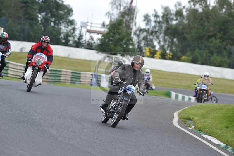 Mallory park Leicestershire;Mallory park photographs;Motorcycle action photographs;classic bikes;event digital images;eventdigitalimages;mallory park;no limits trackday;peter wileman photography;vintage bikes;vintage motorcycles;vmcc festival 1000 bikes