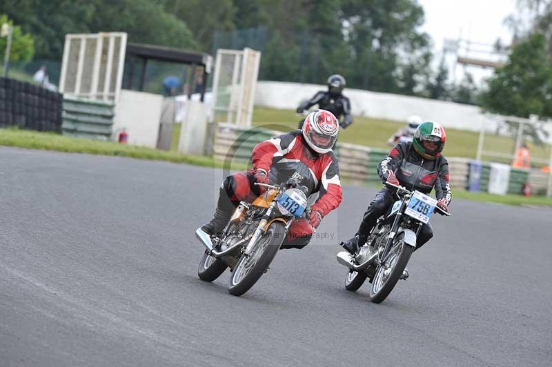 Mallory park Leicestershire;Mallory park photographs;Motorcycle action photographs;classic bikes;event digital images;eventdigitalimages;mallory park;no limits trackday;peter wileman photography;vintage bikes;vintage motorcycles;vmcc festival 1000 bikes