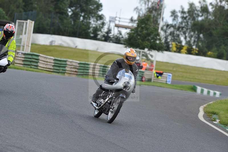 Mallory park Leicestershire;Mallory park photographs;Motorcycle action photographs;classic bikes;event digital images;eventdigitalimages;mallory park;no limits trackday;peter wileman photography;vintage bikes;vintage motorcycles;vmcc festival 1000 bikes