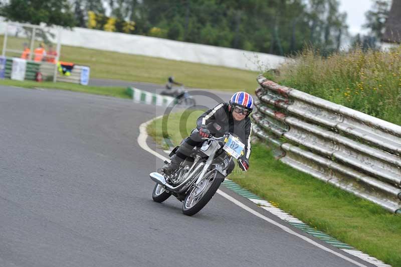 Mallory park Leicestershire;Mallory park photographs;Motorcycle action photographs;classic bikes;event digital images;eventdigitalimages;mallory park;no limits trackday;peter wileman photography;vintage bikes;vintage motorcycles;vmcc festival 1000 bikes