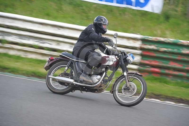 Mallory park Leicestershire;Mallory park photographs;Motorcycle action photographs;classic bikes;event digital images;eventdigitalimages;mallory park;no limits trackday;peter wileman photography;vintage bikes;vintage motorcycles;vmcc festival 1000 bikes