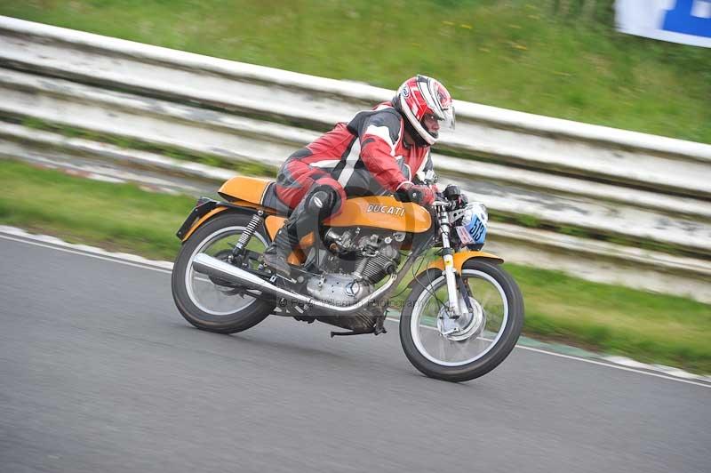 Mallory park Leicestershire;Mallory park photographs;Motorcycle action photographs;classic bikes;event digital images;eventdigitalimages;mallory park;no limits trackday;peter wileman photography;vintage bikes;vintage motorcycles;vmcc festival 1000 bikes