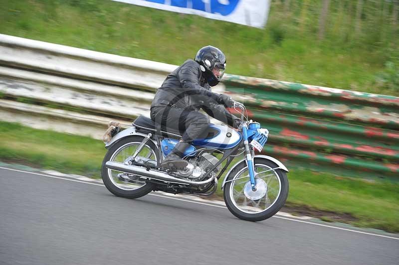 Mallory park Leicestershire;Mallory park photographs;Motorcycle action photographs;classic bikes;event digital images;eventdigitalimages;mallory park;no limits trackday;peter wileman photography;vintage bikes;vintage motorcycles;vmcc festival 1000 bikes