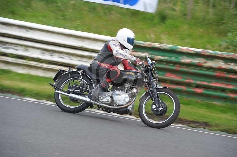 Mallory park Leicestershire;Mallory park photographs;Motorcycle action photographs;classic bikes;event digital images;eventdigitalimages;mallory park;no limits trackday;peter wileman photography;vintage bikes;vintage motorcycles;vmcc festival 1000 bikes