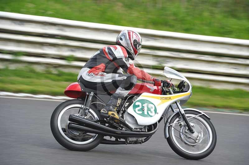 Mallory park Leicestershire;Mallory park photographs;Motorcycle action photographs;classic bikes;event digital images;eventdigitalimages;mallory park;no limits trackday;peter wileman photography;vintage bikes;vintage motorcycles;vmcc festival 1000 bikes