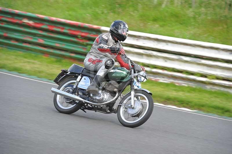 Mallory park Leicestershire;Mallory park photographs;Motorcycle action photographs;classic bikes;event digital images;eventdigitalimages;mallory park;no limits trackday;peter wileman photography;vintage bikes;vintage motorcycles;vmcc festival 1000 bikes