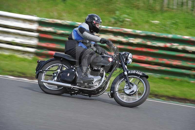 Mallory park Leicestershire;Mallory park photographs;Motorcycle action photographs;classic bikes;event digital images;eventdigitalimages;mallory park;no limits trackday;peter wileman photography;vintage bikes;vintage motorcycles;vmcc festival 1000 bikes