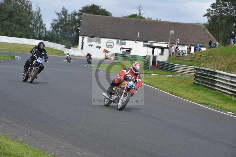 Mallory park Leicestershire;Mallory park photographs;Motorcycle action photographs;classic bikes;event digital images;eventdigitalimages;mallory park;no limits trackday;peter wileman photography;vintage bikes;vintage motorcycles;vmcc festival 1000 bikes