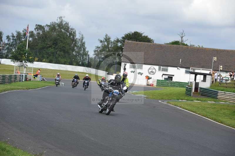 Mallory park Leicestershire;Mallory park photographs;Motorcycle action photographs;classic bikes;event digital images;eventdigitalimages;mallory park;no limits trackday;peter wileman photography;vintage bikes;vintage motorcycles;vmcc festival 1000 bikes
