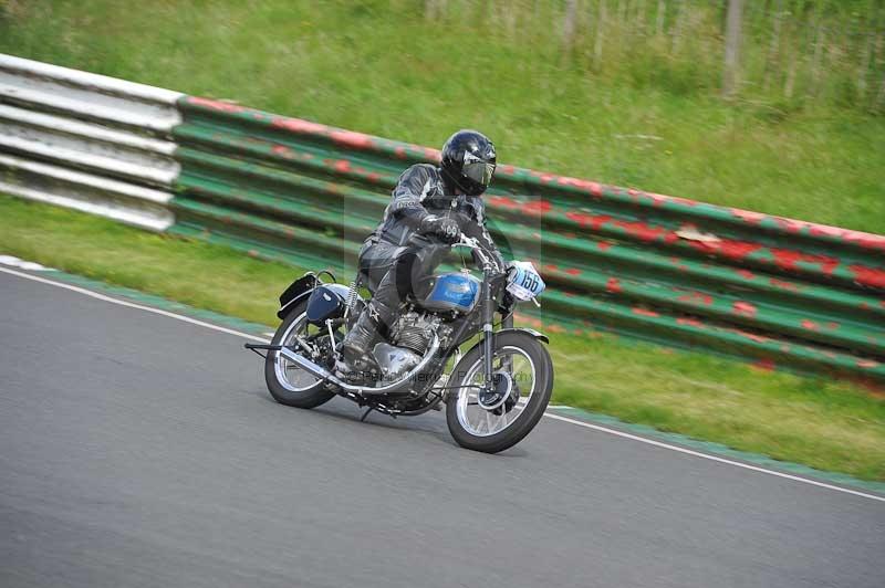 Mallory park Leicestershire;Mallory park photographs;Motorcycle action photographs;classic bikes;event digital images;eventdigitalimages;mallory park;no limits trackday;peter wileman photography;vintage bikes;vintage motorcycles;vmcc festival 1000 bikes