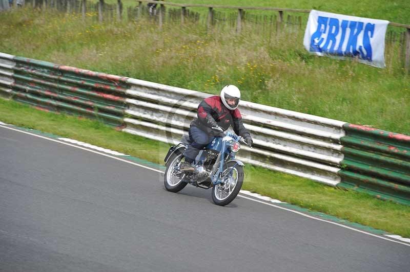Mallory park Leicestershire;Mallory park photographs;Motorcycle action photographs;classic bikes;event digital images;eventdigitalimages;mallory park;no limits trackday;peter wileman photography;vintage bikes;vintage motorcycles;vmcc festival 1000 bikes