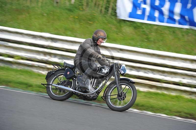 Mallory park Leicestershire;Mallory park photographs;Motorcycle action photographs;classic bikes;event digital images;eventdigitalimages;mallory park;no limits trackday;peter wileman photography;vintage bikes;vintage motorcycles;vmcc festival 1000 bikes