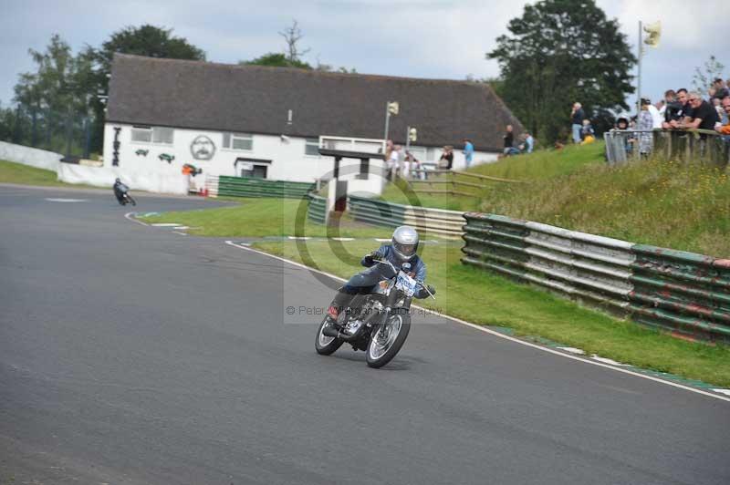 Mallory park Leicestershire;Mallory park photographs;Motorcycle action photographs;classic bikes;event digital images;eventdigitalimages;mallory park;no limits trackday;peter wileman photography;vintage bikes;vintage motorcycles;vmcc festival 1000 bikes