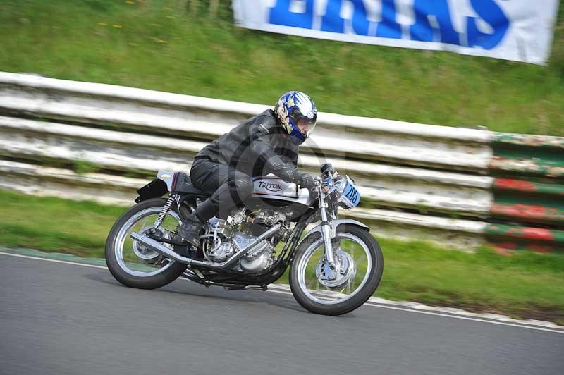 Mallory park Leicestershire;Mallory park photographs;Motorcycle action photographs;classic bikes;event digital images;eventdigitalimages;mallory park;no limits trackday;peter wileman photography;vintage bikes;vintage motorcycles;vmcc festival 1000 bikes