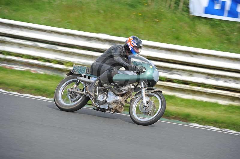 Mallory park Leicestershire;Mallory park photographs;Motorcycle action photographs;classic bikes;event digital images;eventdigitalimages;mallory park;no limits trackday;peter wileman photography;vintage bikes;vintage motorcycles;vmcc festival 1000 bikes