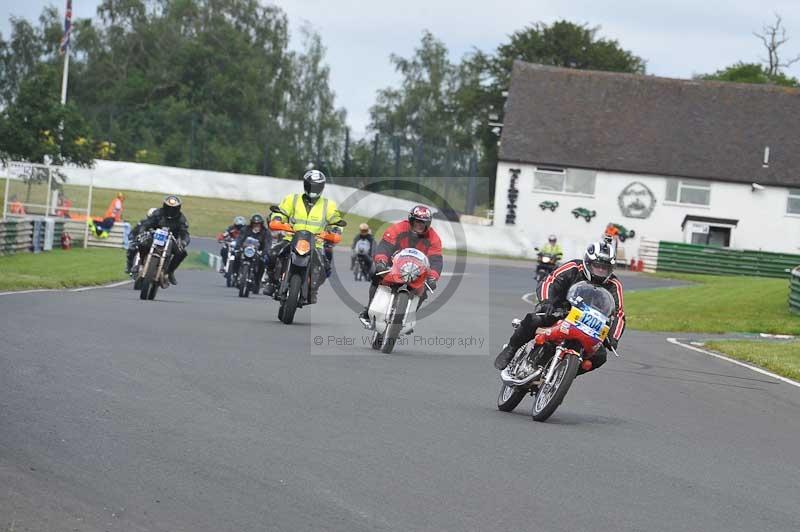 Mallory park Leicestershire;Mallory park photographs;Motorcycle action photographs;classic bikes;event digital images;eventdigitalimages;mallory park;no limits trackday;peter wileman photography;vintage bikes;vintage motorcycles;vmcc festival 1000 bikes