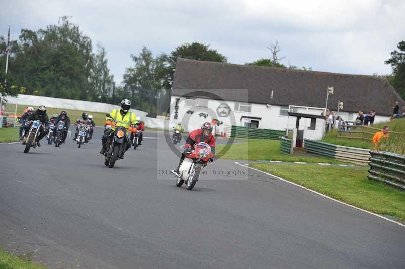 Mallory park Leicestershire;Mallory park photographs;Motorcycle action photographs;classic bikes;event digital images;eventdigitalimages;mallory park;no limits trackday;peter wileman photography;vintage bikes;vintage motorcycles;vmcc festival 1000 bikes