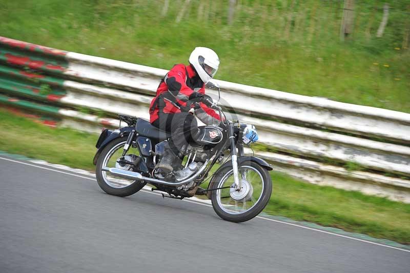 Mallory park Leicestershire;Mallory park photographs;Motorcycle action photographs;classic bikes;event digital images;eventdigitalimages;mallory park;no limits trackday;peter wileman photography;vintage bikes;vintage motorcycles;vmcc festival 1000 bikes