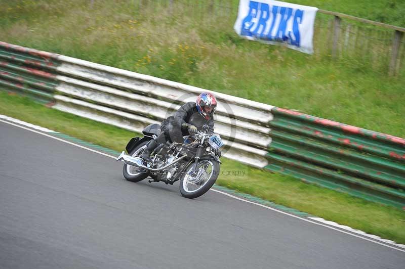 Mallory park Leicestershire;Mallory park photographs;Motorcycle action photographs;classic bikes;event digital images;eventdigitalimages;mallory park;no limits trackday;peter wileman photography;vintage bikes;vintage motorcycles;vmcc festival 1000 bikes