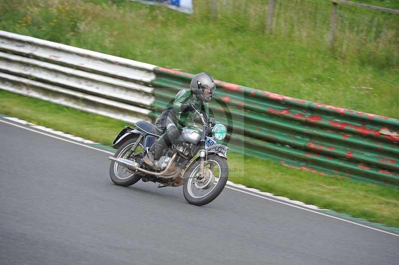 Mallory park Leicestershire;Mallory park photographs;Motorcycle action photographs;classic bikes;event digital images;eventdigitalimages;mallory park;no limits trackday;peter wileman photography;vintage bikes;vintage motorcycles;vmcc festival 1000 bikes