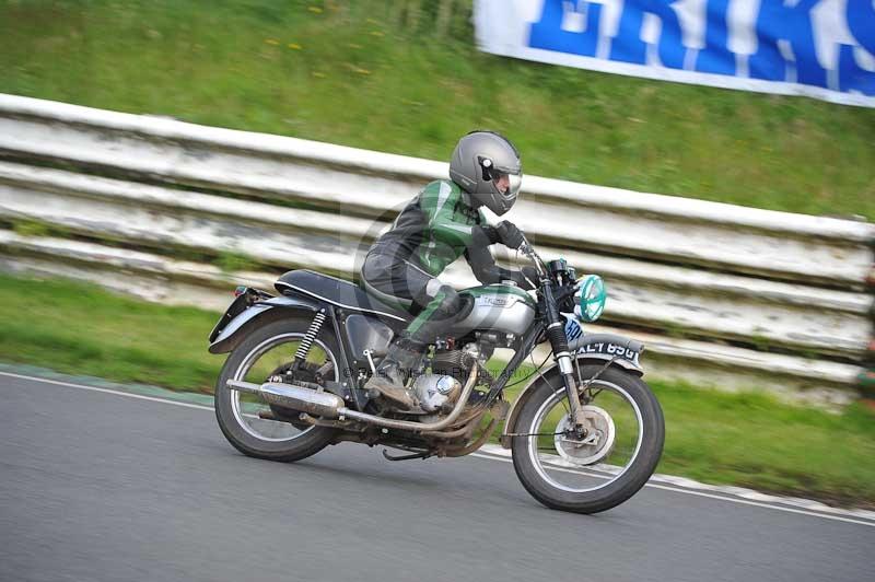 Mallory park Leicestershire;Mallory park photographs;Motorcycle action photographs;classic bikes;event digital images;eventdigitalimages;mallory park;no limits trackday;peter wileman photography;vintage bikes;vintage motorcycles;vmcc festival 1000 bikes