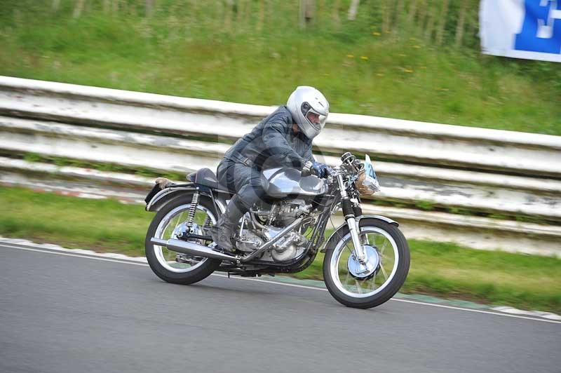 Mallory park Leicestershire;Mallory park photographs;Motorcycle action photographs;classic bikes;event digital images;eventdigitalimages;mallory park;no limits trackday;peter wileman photography;vintage bikes;vintage motorcycles;vmcc festival 1000 bikes