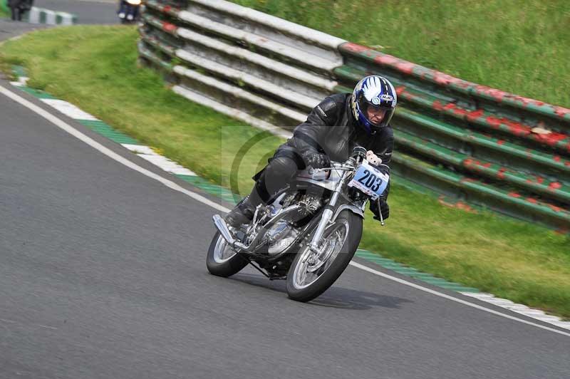 Mallory park Leicestershire;Mallory park photographs;Motorcycle action photographs;classic bikes;event digital images;eventdigitalimages;mallory park;no limits trackday;peter wileman photography;vintage bikes;vintage motorcycles;vmcc festival 1000 bikes