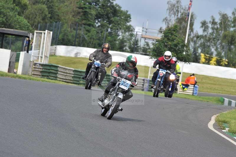 Mallory park Leicestershire;Mallory park photographs;Motorcycle action photographs;classic bikes;event digital images;eventdigitalimages;mallory park;no limits trackday;peter wileman photography;vintage bikes;vintage motorcycles;vmcc festival 1000 bikes