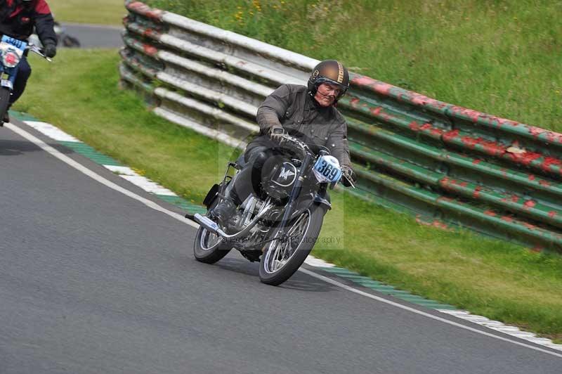 Mallory park Leicestershire;Mallory park photographs;Motorcycle action photographs;classic bikes;event digital images;eventdigitalimages;mallory park;no limits trackday;peter wileman photography;vintage bikes;vintage motorcycles;vmcc festival 1000 bikes