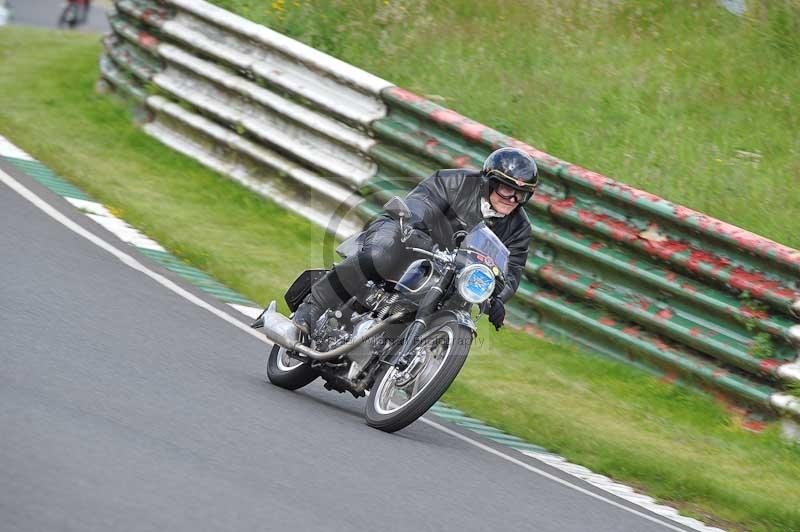 Mallory park Leicestershire;Mallory park photographs;Motorcycle action photographs;classic bikes;event digital images;eventdigitalimages;mallory park;no limits trackday;peter wileman photography;vintage bikes;vintage motorcycles;vmcc festival 1000 bikes