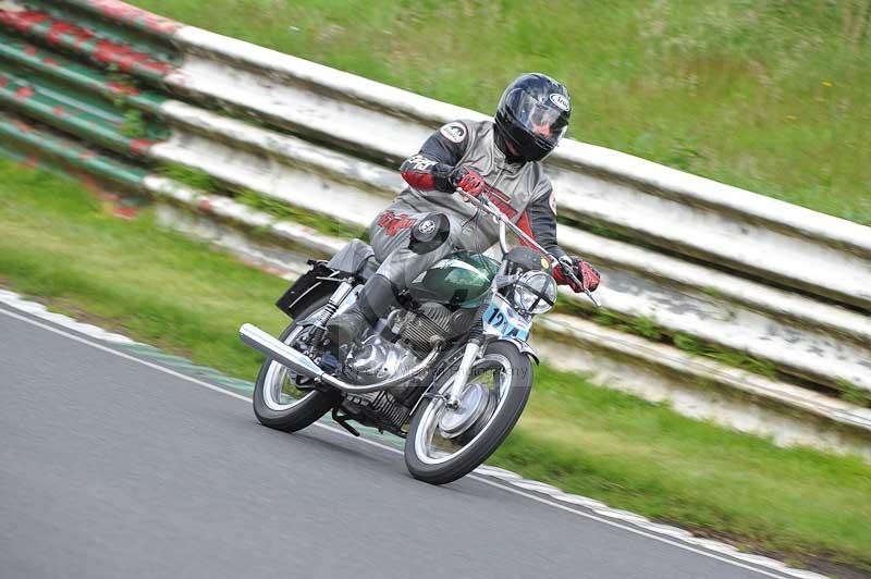 Mallory park Leicestershire;Mallory park photographs;Motorcycle action photographs;classic bikes;event digital images;eventdigitalimages;mallory park;no limits trackday;peter wileman photography;vintage bikes;vintage motorcycles;vmcc festival 1000 bikes