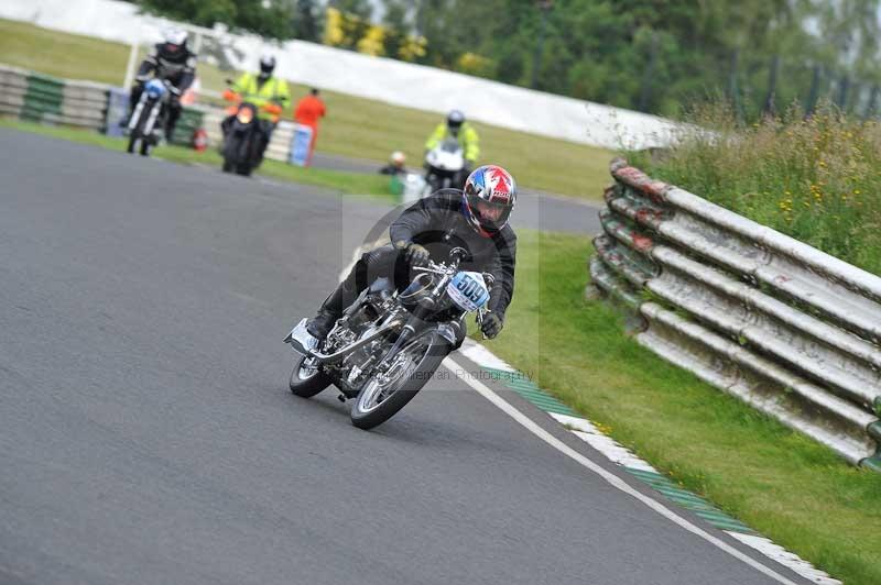 Mallory park Leicestershire;Mallory park photographs;Motorcycle action photographs;classic bikes;event digital images;eventdigitalimages;mallory park;no limits trackday;peter wileman photography;vintage bikes;vintage motorcycles;vmcc festival 1000 bikes