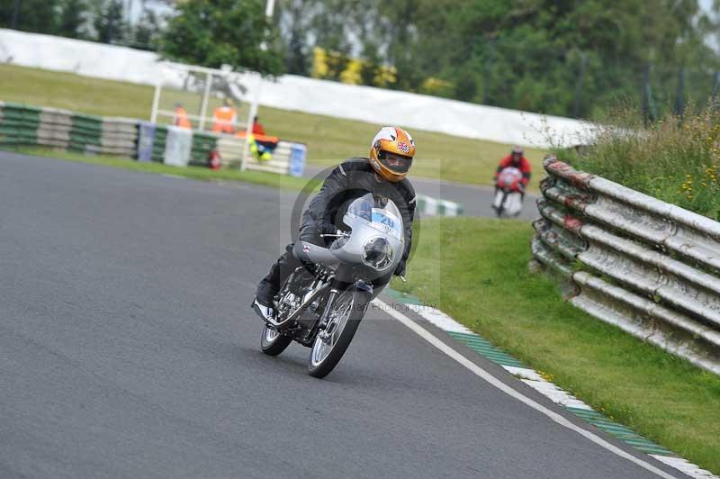 Mallory park Leicestershire;Mallory park photographs;Motorcycle action photographs;classic bikes;event digital images;eventdigitalimages;mallory park;no limits trackday;peter wileman photography;vintage bikes;vintage motorcycles;vmcc festival 1000 bikes