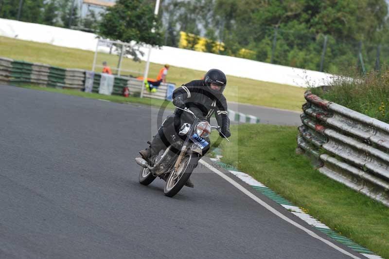 Mallory park Leicestershire;Mallory park photographs;Motorcycle action photographs;classic bikes;event digital images;eventdigitalimages;mallory park;no limits trackday;peter wileman photography;vintage bikes;vintage motorcycles;vmcc festival 1000 bikes