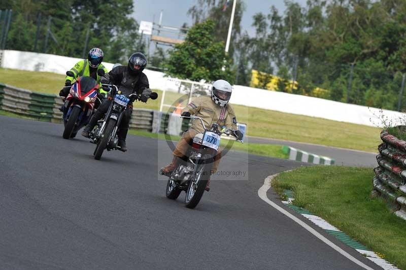Mallory park Leicestershire;Mallory park photographs;Motorcycle action photographs;classic bikes;event digital images;eventdigitalimages;mallory park;no limits trackday;peter wileman photography;vintage bikes;vintage motorcycles;vmcc festival 1000 bikes