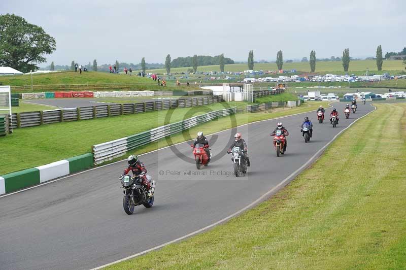 Mallory park Leicestershire;Mallory park photographs;Motorcycle action photographs;classic bikes;event digital images;eventdigitalimages;mallory park;no limits trackday;peter wileman photography;vintage bikes;vintage motorcycles;vmcc festival 1000 bikes