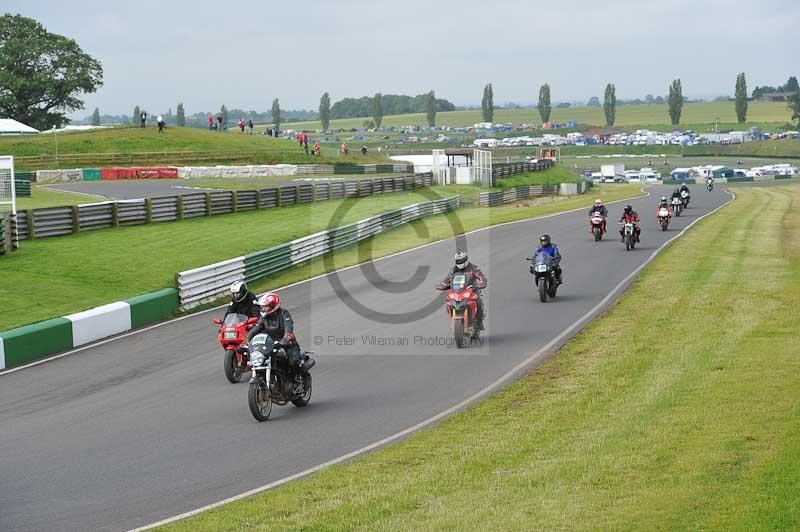 Mallory park Leicestershire;Mallory park photographs;Motorcycle action photographs;classic bikes;event digital images;eventdigitalimages;mallory park;no limits trackday;peter wileman photography;vintage bikes;vintage motorcycles;vmcc festival 1000 bikes