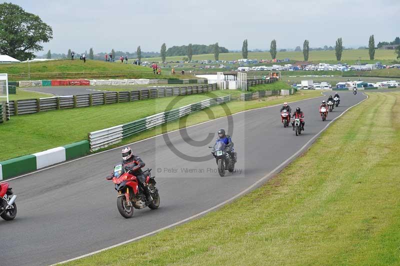 Mallory park Leicestershire;Mallory park photographs;Motorcycle action photographs;classic bikes;event digital images;eventdigitalimages;mallory park;no limits trackday;peter wileman photography;vintage bikes;vintage motorcycles;vmcc festival 1000 bikes