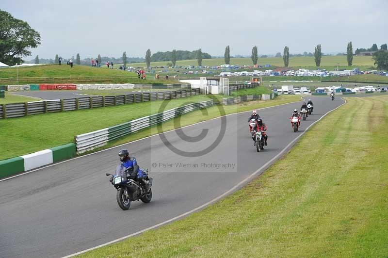 Mallory park Leicestershire;Mallory park photographs;Motorcycle action photographs;classic bikes;event digital images;eventdigitalimages;mallory park;no limits trackday;peter wileman photography;vintage bikes;vintage motorcycles;vmcc festival 1000 bikes