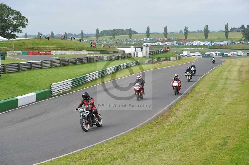 Mallory park Leicestershire;Mallory park photographs;Motorcycle action photographs;classic bikes;event digital images;eventdigitalimages;mallory park;no limits trackday;peter wileman photography;vintage bikes;vintage motorcycles;vmcc festival 1000 bikes