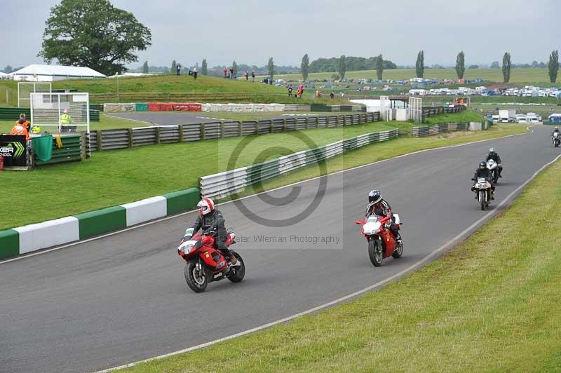 Mallory park Leicestershire;Mallory park photographs;Motorcycle action photographs;classic bikes;event digital images;eventdigitalimages;mallory park;no limits trackday;peter wileman photography;vintage bikes;vintage motorcycles;vmcc festival 1000 bikes