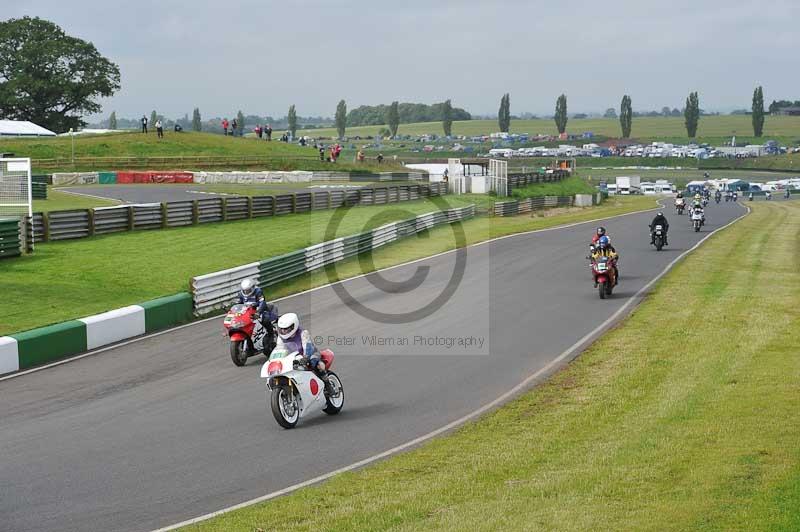 Mallory park Leicestershire;Mallory park photographs;Motorcycle action photographs;classic bikes;event digital images;eventdigitalimages;mallory park;no limits trackday;peter wileman photography;vintage bikes;vintage motorcycles;vmcc festival 1000 bikes