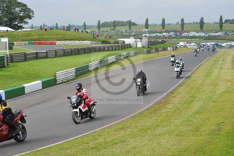 Mallory park Leicestershire;Mallory park photographs;Motorcycle action photographs;classic bikes;event digital images;eventdigitalimages;mallory park;no limits trackday;peter wileman photography;vintage bikes;vintage motorcycles;vmcc festival 1000 bikes