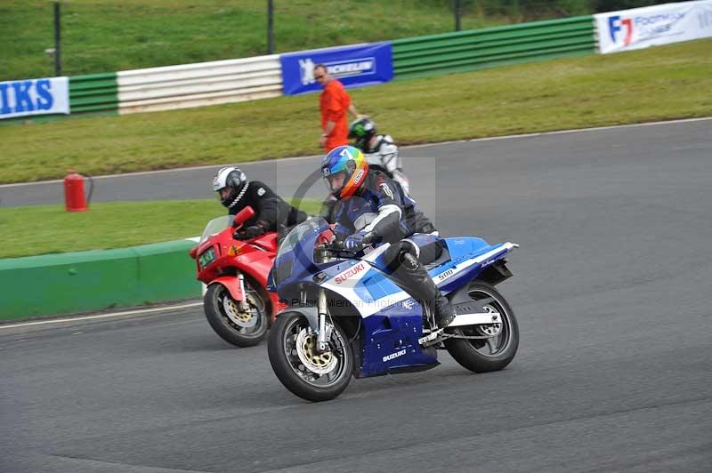 Mallory park Leicestershire;Mallory park photographs;Motorcycle action photographs;classic bikes;event digital images;eventdigitalimages;mallory park;no limits trackday;peter wileman photography;vintage bikes;vintage motorcycles;vmcc festival 1000 bikes